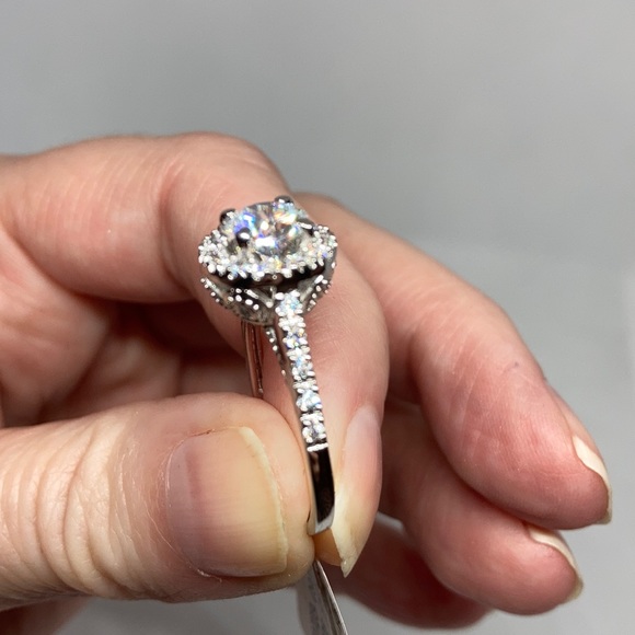 NWT Beautiful Shining Simulated Diamond Silvertone ring J-49 - Picture 5 of 8